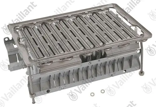 Vaillant Wärmeübertrager aus Metall mit gerippter Oberfläche, montiert auf einem Unterbau. Sichtbare Anschlussstellen und Montagevorrichtungen.